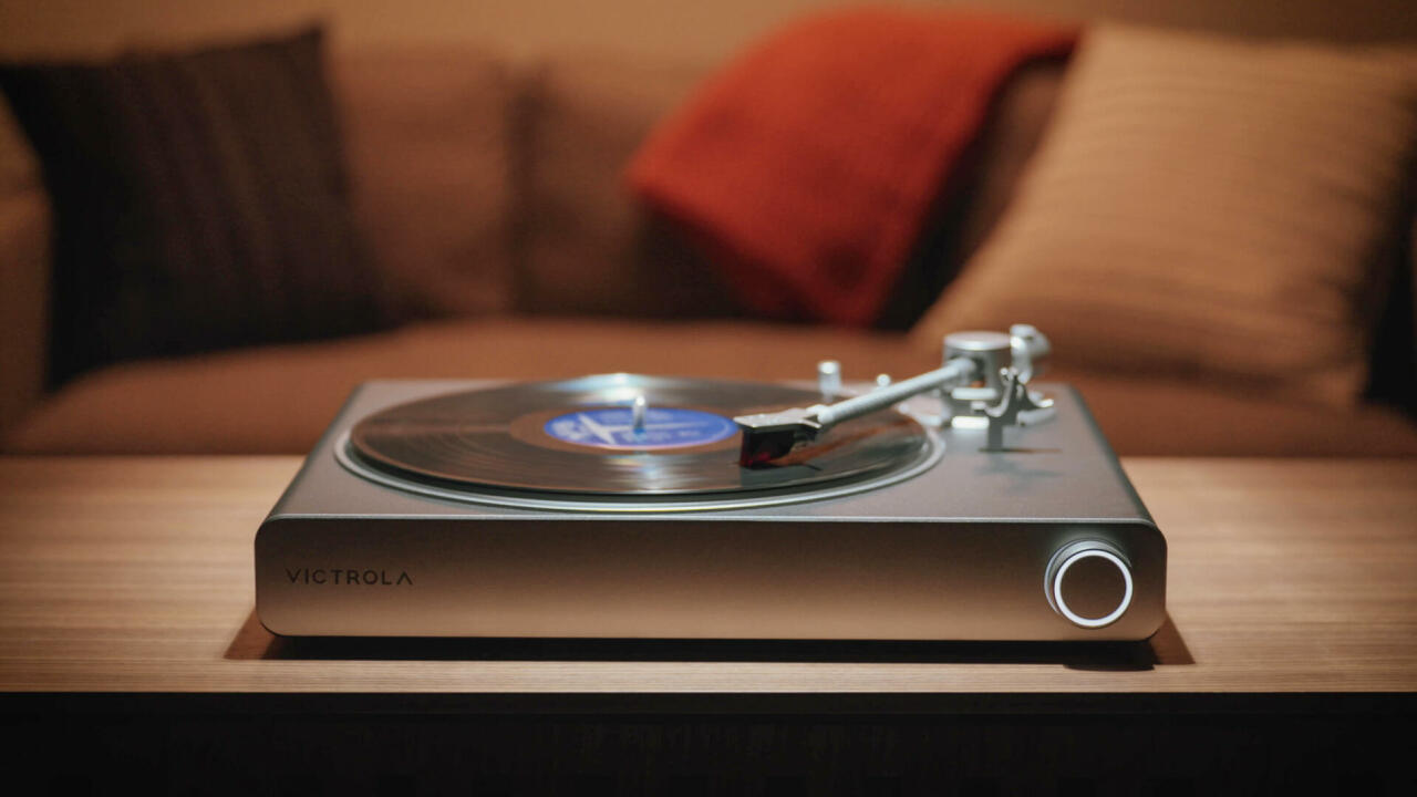 Crutchfield Crutchfield Victrola Stream Carbon turntable with WiFi