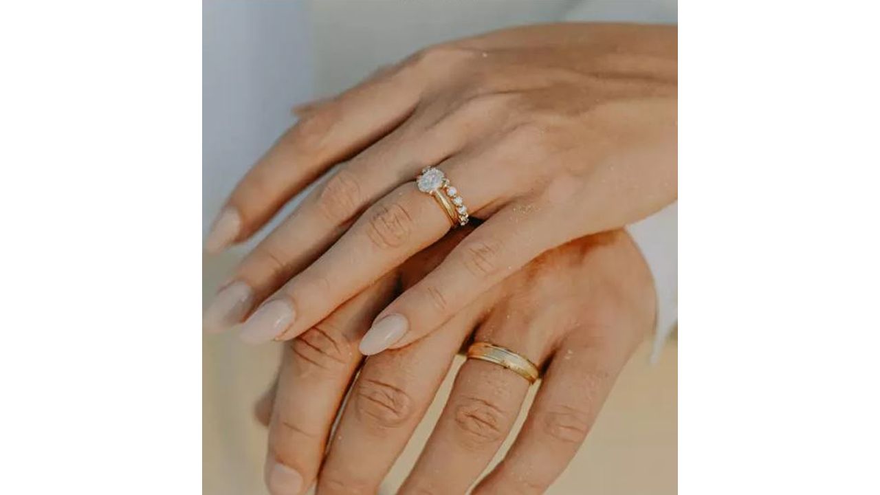 Creatable Oval shaped diamond stone rings! Peoples Jewellers.