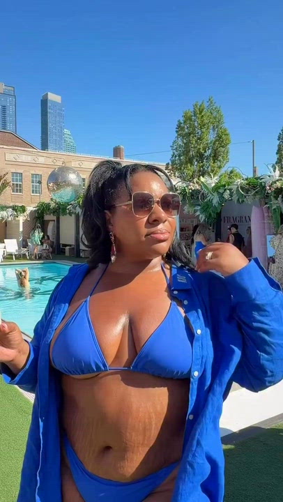 NickiStylesHerCurves